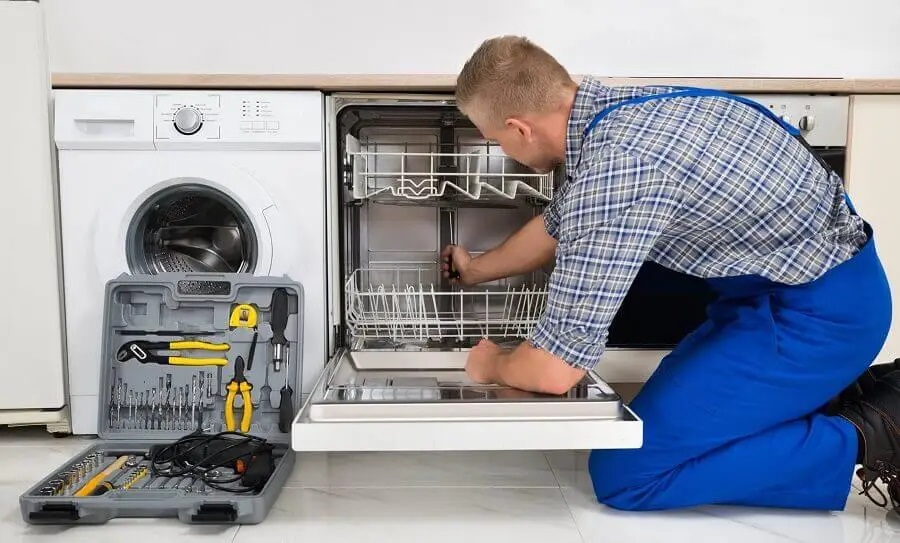 Keçiören Smeg servisi teknisyen ekibi beyaz eşya tamiri yaparken